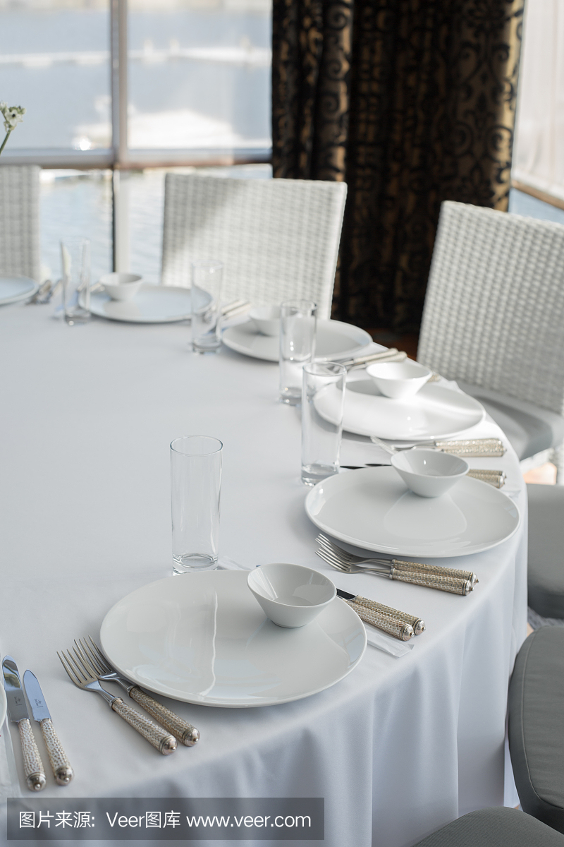活动白色餐厅餐桌服务和等待客人。